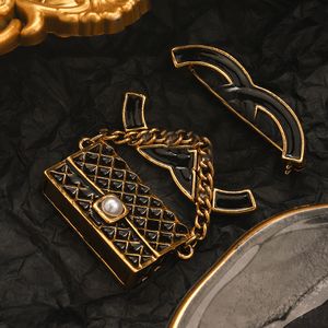 مصمم رسائل من الفولاذ المقاوم للصدأ العلامة التجارية بروشات فاخرة نساء 18K الذهب مطلي بالمجوهر