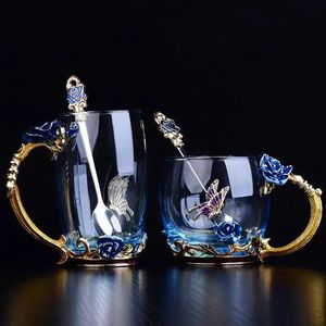 Muggar Blue Rose Glass Cup Emamel Crystal Cup Flower Tea Glas Högklassig blommugg med handgrip gåva för älskare bröllop födelsedag 231120