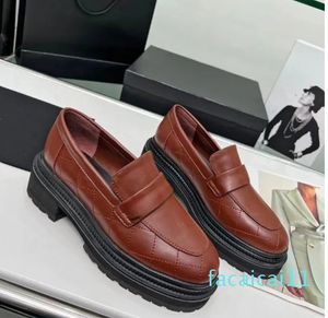 Brown Loafers klädskor lägenheter Toppdesigner catwalk kvinnor formella Lok fu sko fast färg enkel design