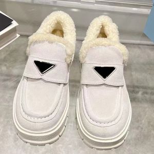 Designer de luxo das mulheres marca vestido sapatos inverno clássico triângulo fundo plano mocassins sapatos forro de lã borracha sola grossa anti slides senhoras tênis casuais