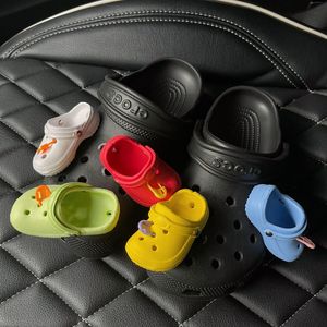 Sko delar tillbehör söta mini clogs croc charms designer mode härlig alla matchar rolig sandalkvalitetstecknad för 230420