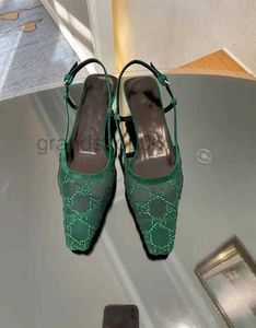 2023 Luksusowe sandały sningbackie gaminy pompowanie butów aria slingback są prezentowane w czarnej siatce z kryształami błyszczącego motywu zapinania rozmiar 35-41