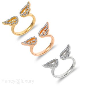 Koreansk version Trendig Rose Gold Hip-Hop Women's Ring med Diamond Inlay och Hollowed Out Angel Wings Ring Fashion Armband