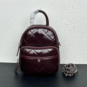 Mochila de designer feita de material de couro, elegante e versátil, requintada e compacta