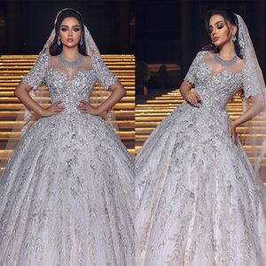 Elegante Ballkleid-Hochzeits-Kleid-Juwel-mit einer Kappe bedeckte Hülsen-Korn-Applikations-Spitze-Brautkleider-nach Maß Knopf-Rückseiten-Schleife-Zug Vestido De Novia