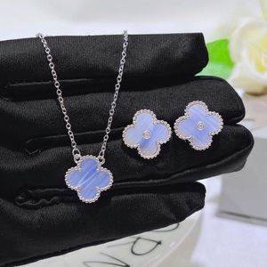 Luxury Four Leaf Clover Designer Peandant Necklace Elegant Charm Sweet 10 Flowers Classic Choker Purple Stone Womens Halsband Öronbröder armbandsmycken