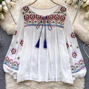 Kvinnors blusar Boho Loose Cotton Rayon Blusas White Floral Embroidery Blouse Topps Casual O-Neck Long Lantern Sleeve Shirt Women