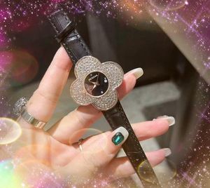 Mujeres de alta calidad Pequeño reloj de diamantes con forma de cuatro hojas Hip Hop Iced Out Negro Marrón Azul Correa de cuero Reloj Movimiento de cuarzo Amantes Reloj de pulsera Regalos