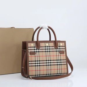 Top-Level 10A-Kollektion von Vintage-Karostücken. Titelhandtasche. Umhängetasche. Designertasche. Handtasche. Luxustasche. Presstasche. Die Einkaufstasche 2-Größe Burberry