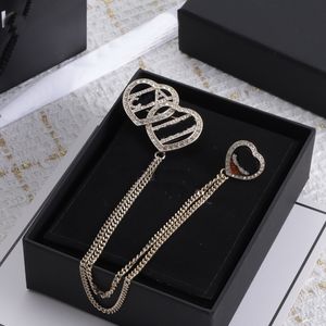 Hjärtformad brosch 18k guld pläterad inlay crystal diamanter bokstav broscher rhinestone smycken charm pärla stift gifta julfestgåvor tillbehör tillbehör