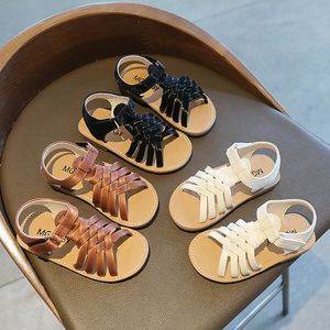 Sandały Summer Toddlers Girls Sandały Otwarte palce u nogi miękkie buty plażowe dla dziewcząt związane z szlifowiskami Sandały rzymskie 230421