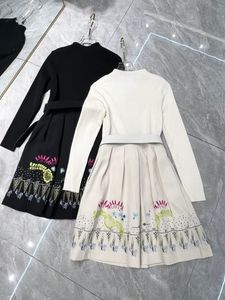 2024 Aprikos/svart korta kvinnliga klänningsdesigner långa ärmar tryckkläder kvinnor med bälte 112108