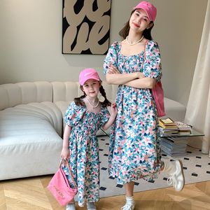 Abiti coordinati per la famiglia Sorelle estive Abito madre-figlia Stile coreano Abiti in cotone con maniche a sbuffo Abiti trendy per la famiglia 230421