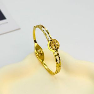 Europeiska och amerikanska modearmband kvinnors armband lyxdesigner bokstav c logotyp smycken 18k guld pläterad rostfritt stål bröllopälskare gåva armband