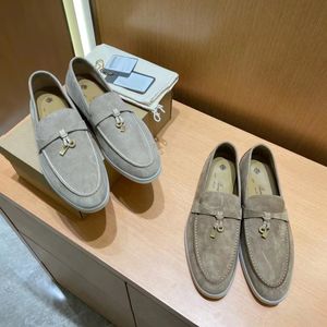 Luxurys Designer Sandálias Mens Carreira de Escritório Casual Sapato Tamanho 32-46 Loro Verão Ao Ar Livre Praia Caminhada Encantos Mocassins para Mulheres Piana Mocassim de Borracha Criança Sapatilha de Couro