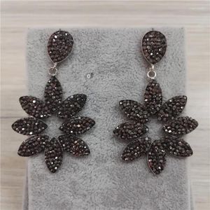 Brincos pendurados simples moda fatsia folha de planta pingente de metal encantos pavimentados strass preto 6.2cm no total brinco feminino para presente