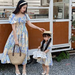 Familjmatchande kläder Familj Matchande kläder Summer Floral Dress Mother Daughter Short -Sleeved Cotton Dress Women Dress Girl Birthday Dress 230421
