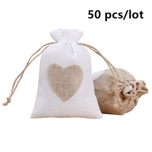 Confezione regalo 50 pz/lotto a forma di cuore sacchetti di iuta con coulisse 10x14 cm gioielli piccoli sacchetti regalo di nozze pacchetto regalo di natale tasca 231102