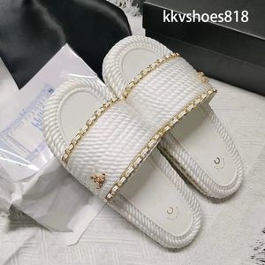 Kvinnor tjocka botten sandaler kvinnor strand semester paris designer casual chain lägenheter tofflor mode dubbel show läder non-halp toffel ch slid