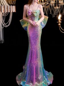 Glänzendes Abendkleid im Meerjungfrau-Stil, ärmellos, V-Ausschnitt, hohl, 3D-Spitze, Schmetterlingsapplikationen, Pailletten, Perlen, funkelnder Zug, Promi-Abschlussballkleider in Übergröße, Partykleid