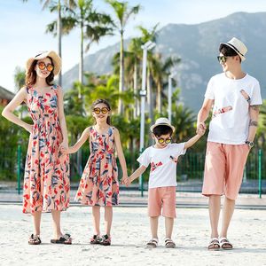 Família combinando roupas familiares combinando roupas de verão mamãe filha combinando vestido papai filho algodão shorts shorts à beira-mar