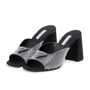 Designer feminino salto alto sapatos de vestido Marca Slippers MULES Slides calçados Rhinestone Real Silk Block Block Slip-On Sandálias de estilo de rua do dedo do pé da moda