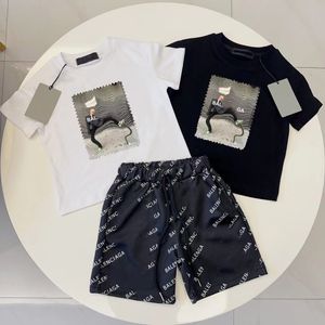 Baby Clothe Girls pojkar kläder Två bit set barn set sommar kortärmade shorts ren bomullsfasion lyx varumärke designer 18 stilar vit och svart med bokstäver