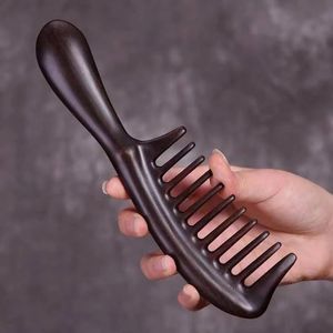 Saç fırçaları Düz ​​kıvırcık kalın saçlar için ahşap saç tarağı anti-statik siyah sandal ağacı detangler geniş ince diş tarakları kadınlar için 231121