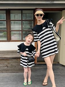 Familie passende Outfits T-Shirt tragen gestreifte Kleidung koreanische Eltern-Kind-Kleidung und Version Mommy4-6y Of Clothes Kinder Mädchen Rock Mutter Frauen 230421