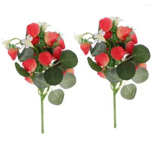 Dekorativa blommor 2 datorer Simulerade jordgubbar hemlagade ornament Plastbärstammar Bröllopsarrangemang Dekor PVC Desktop Decors