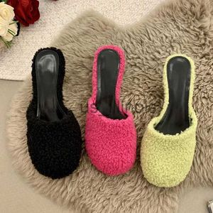 Terlik Elbise Ayakkabı Lüks Lambswool Katır Slaytlar Kadın Pembe Yeşil Kürklü Topuklu Terlik Bayanlar Toe Toe Stiletto Peluş Sandalet Kış Partisi Ayakkabıları J231121