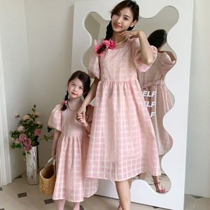 Familjsmatchande kläder Sommarmatchande kläder för familjen Mother Kids Girls Plaid Dress Mother Daughter Matching Clothing Baby Girl Clothes 230421