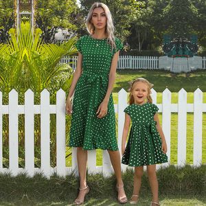 Familjmatchande kläder Alla hjärtans dag Mamma och mig kläder Mother Daughter Family Matching Outfits Women Girls Green Dot Dress Mamma Mama Dresses 230421