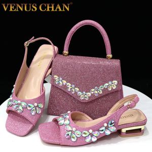 Sapatos de vestido cor-de-rosa flor água diamante baixo salto material brilhante festa confortável sandálias femininas sapatos e bolsa portátil conjunto 231121