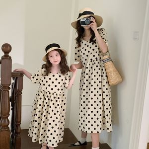 Familie Passende Outfits Sommer Mutter 2-12 Jahre Tochter Mutter Kinder Langes Design Kurzarm Polka Dots Kleid Mädchen Frauen Familie Passende Outfits 230421