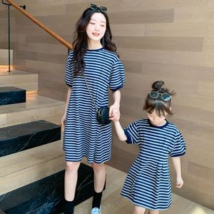 家族をマッチする服をマッチする夏のお父さんと息子の娘家族服の家族服の親子服のための4人の女性の女の子ドレス男の子Tシャツ230421