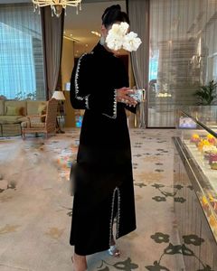 Urban Sexy Kleider Saudi-Arabien Abendparty Lange Ärmel Schwarzer Abschlussball Stehkragen Plissee Perlen Kristalle Vorne geteilt Knöchellang 231121