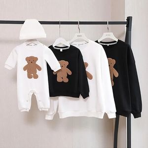 Familjsmatchande kläder Autumn Winter Mother Kids Sweater Embroidery Cartoon Bear Bear Son Christmas Family Matching Outfits kläder 231120