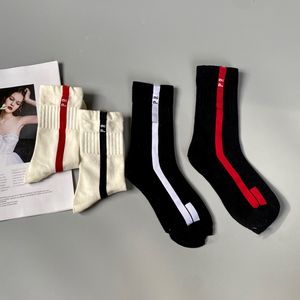 Meias femininas letras linha vermelha meias com tubo médio marca de moda meias femininas emendadas com preto e branco cor sólida casual meias esportivas