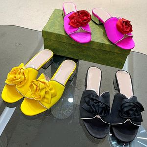 Sandálias de designer feminino de venda quente com decorações florais em características superiores da marca Sandals Sandals Sandalias Beach Base Genuína de Couro 35 42