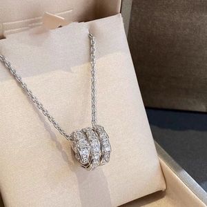 Collane con ciondolo alla moda per le donne Collana elegante con medaglione Catene girocollo di alta qualità Gioielli firmati Regalo per ragazze in oro placcato in rame