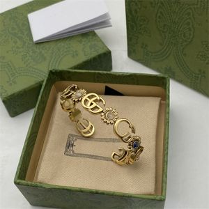 Braccialetti di design retrò da donna Bracciali doppia lettera Corpo duro Margherita Fiore Bracciale di apertura in ottone Perline di smalto multicolore Gioielli da donna intarsiati