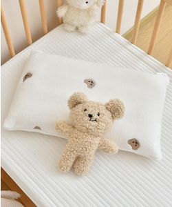 Pillows born Schlafkissen Cotton Bear Stickerei Kinder Nickerchen Kissen Infant Head-shaped Protection Pillow 230422