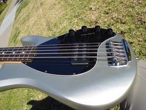 Sıcak SATIN SATIN SATIN SATILI Elektro Gitar Stingray Bass 5 String Silver and Black (#FEB0269) Müzik Aletleri#225584