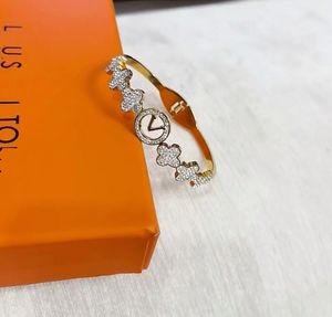 Роскошный браслет с бриллиантами Дизайнерские брендовые ювелирные изделия Классический дизайнерский браслет Love Gift Классический стиль Женский свадебный браслет Позолоченный 18-каратным браслетом-подвеской