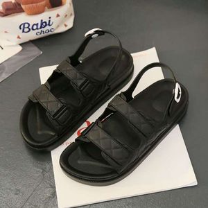 Ücretsiz Teslimat Lüks Sandalet Kadın Tasarımcı Günlük Terlik Siyah ve Beyaz Kırmızı Peep-Toe Yaz Lüks Açık Kapalı Terlik Sandaletler 1