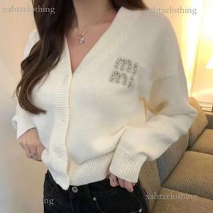 Moda kadın yün kazak nakış örgüsü hırka tasarımcısı Miui Miui Sweaters Kadın Yünlü Ceket V-yakalı Triko
