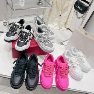 Designer rebite sapatos casuais de fundo grosso para mulheres redondas de dedo redondo de couro genuíno de casal de casal de casal de couro 2023 novas tênis fêmeas misturadas bombas coloridas lances up sapatos mujer