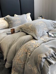 Bedding sets Winter Thickened Velvet Bedding Set European Golden Floral Jacquard Grey Duvet Covers Double Sided Coral Warm Quilt Cover Sheet 231122