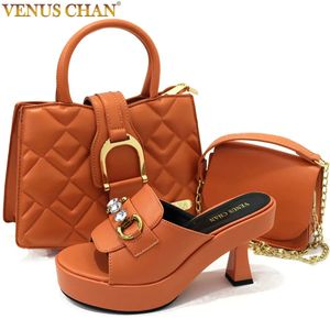 Klädskor chan plattformskor kvinnor metall dekoration hög klack öppen toed orange färg italienska skor och väskor matchning set 231121